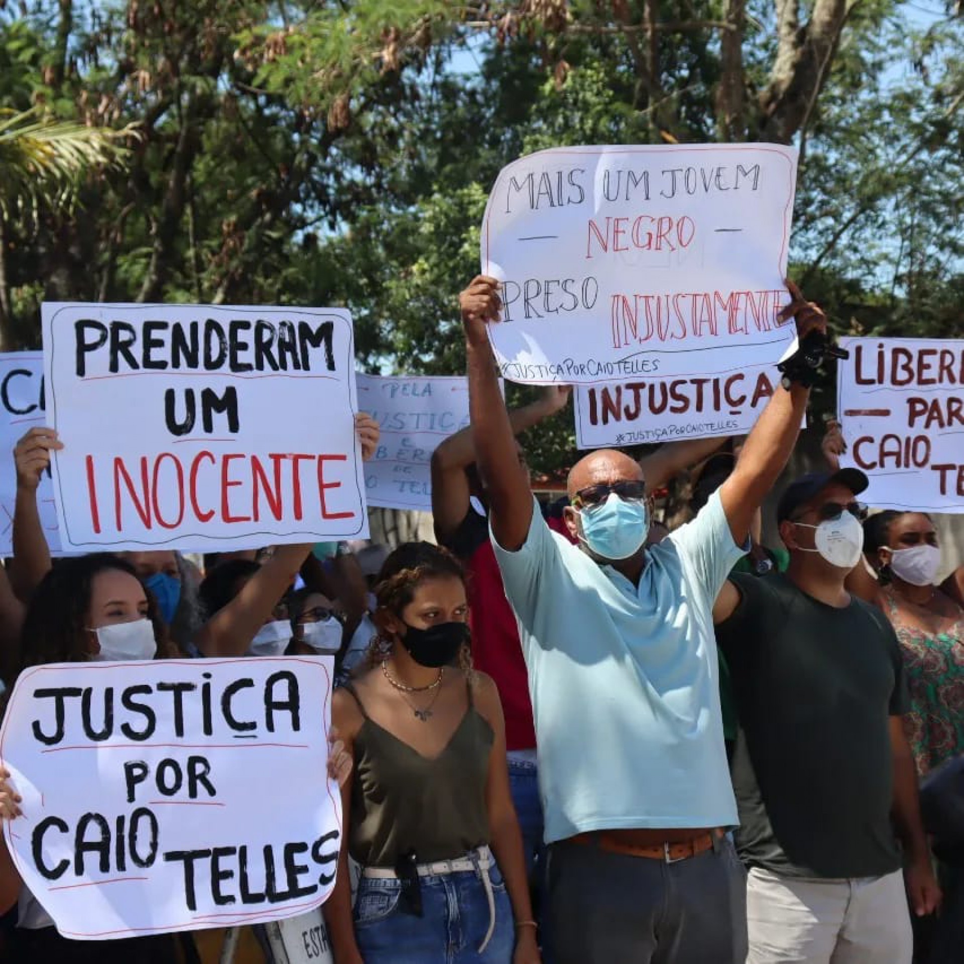 Amigos e familiares de Caio Telles fazem ato pela liberdade do jovem em S&atilde;o Gon&ccedil;alo, na Regi&atilde;o Metropolitana do Rio - Gustavo Mattos / Divulga&ccedil;&atilde;o