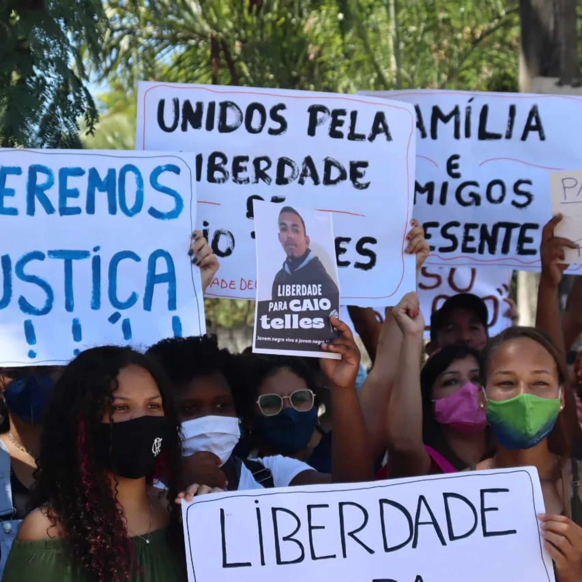 Amigos e familiares de Caio Telles fazem ato pela liberdade do jovem em S&atilde;o Gon&ccedil;alo, na Regi&atilde;o Metropolitana do Rio - Gustavo Mattos / Divulga&ccedil;&atilde;o
