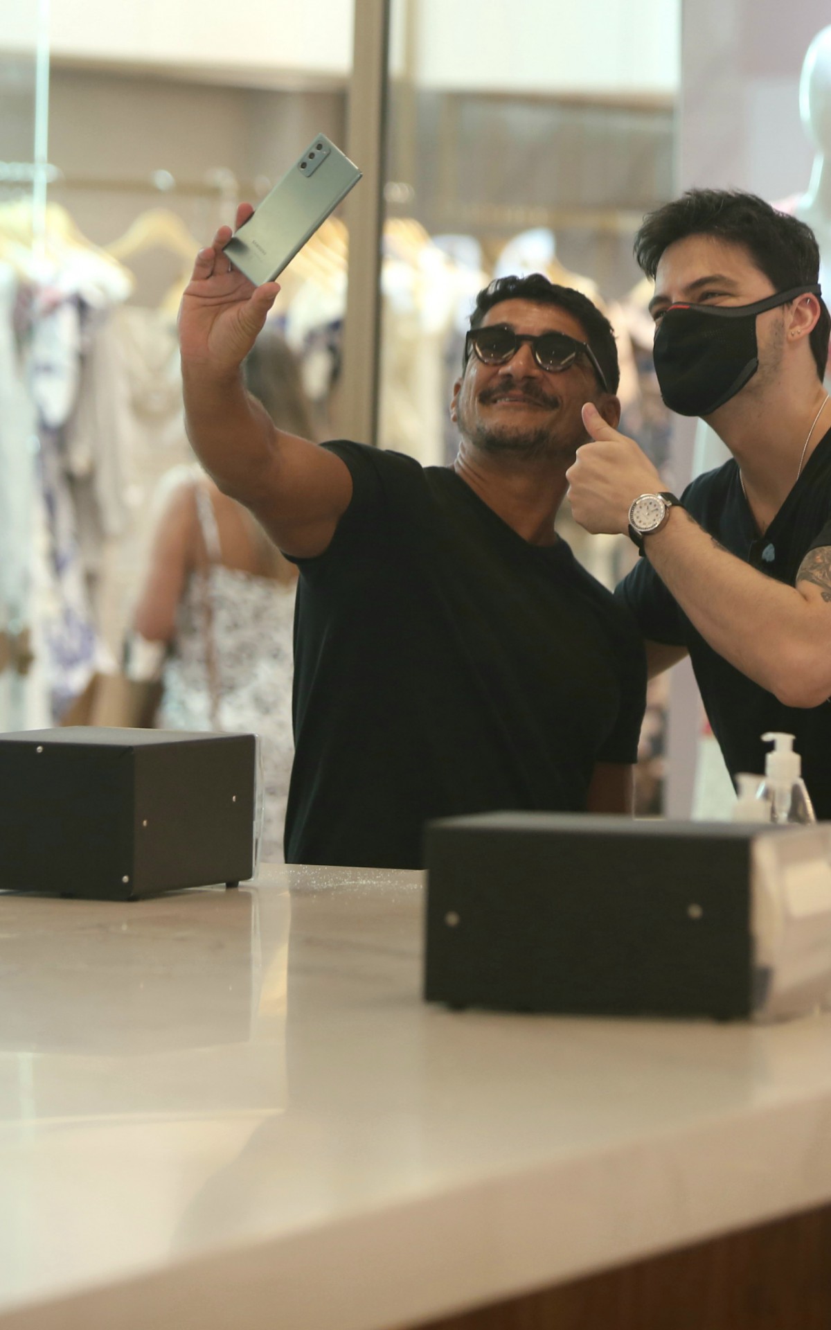Felipe Neto passeia em shopping da Zona Oeste do Rio