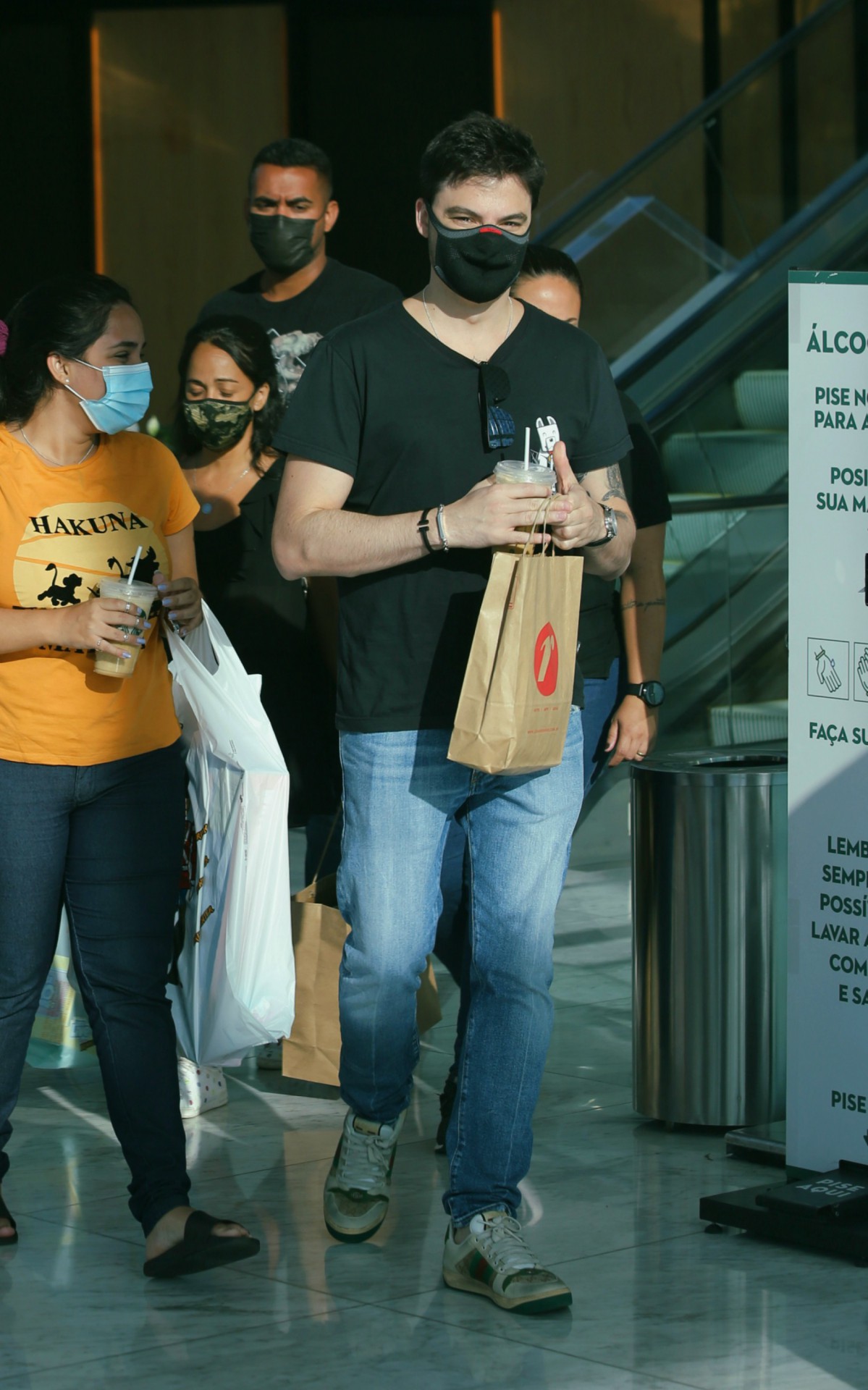 Felipe Neto passeia em shopping da Zona Oeste do Rio