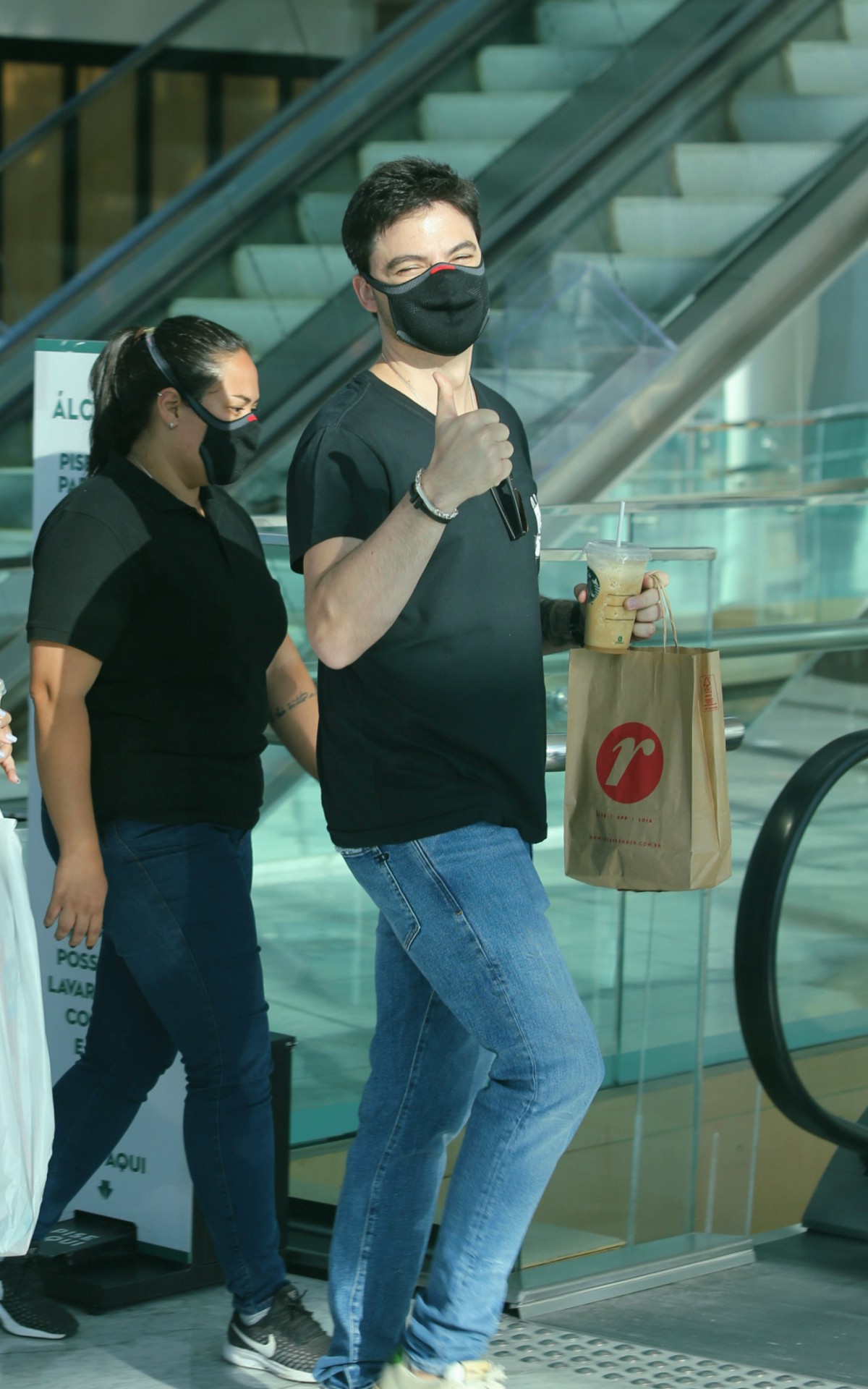 Felipe Neto passeia em shopping da Zona Oeste do Rio