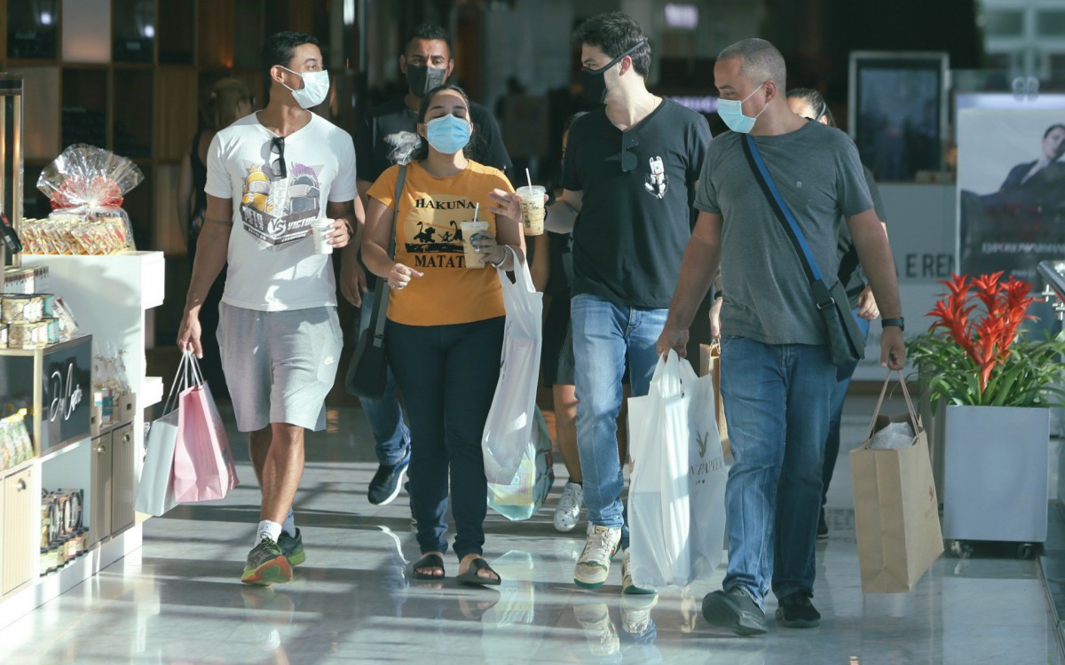 Felipe Neto passeia em shopping da Zona Oeste do Rio