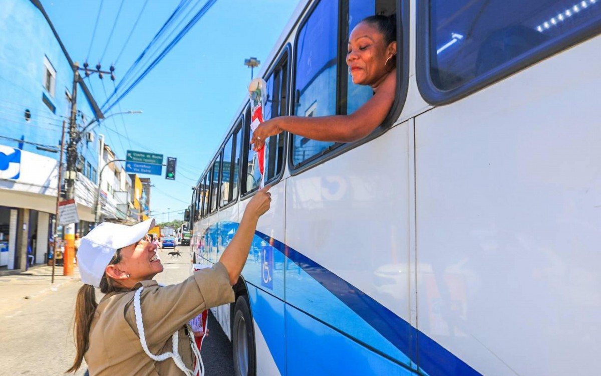 A Secretaria de Mobilidade Urbana fez campanha de conscientiza&ccedil;&atilde;o no tr&acirc;nsito entregando rosas para as mulheres