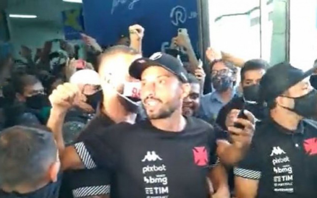 Torcida do Vasco fez grande festa na chegada do elenco 