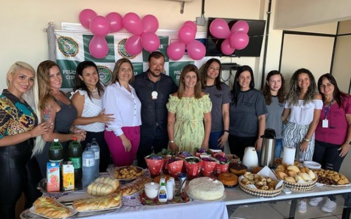O delegado V&iacute;lson Almeida ao lado da deputada C&eacute;lia Jord&atilde;o, &agrave; direita, a vereadora Luciana Valverde, &agrave; esquerda, e suas homenageadas
