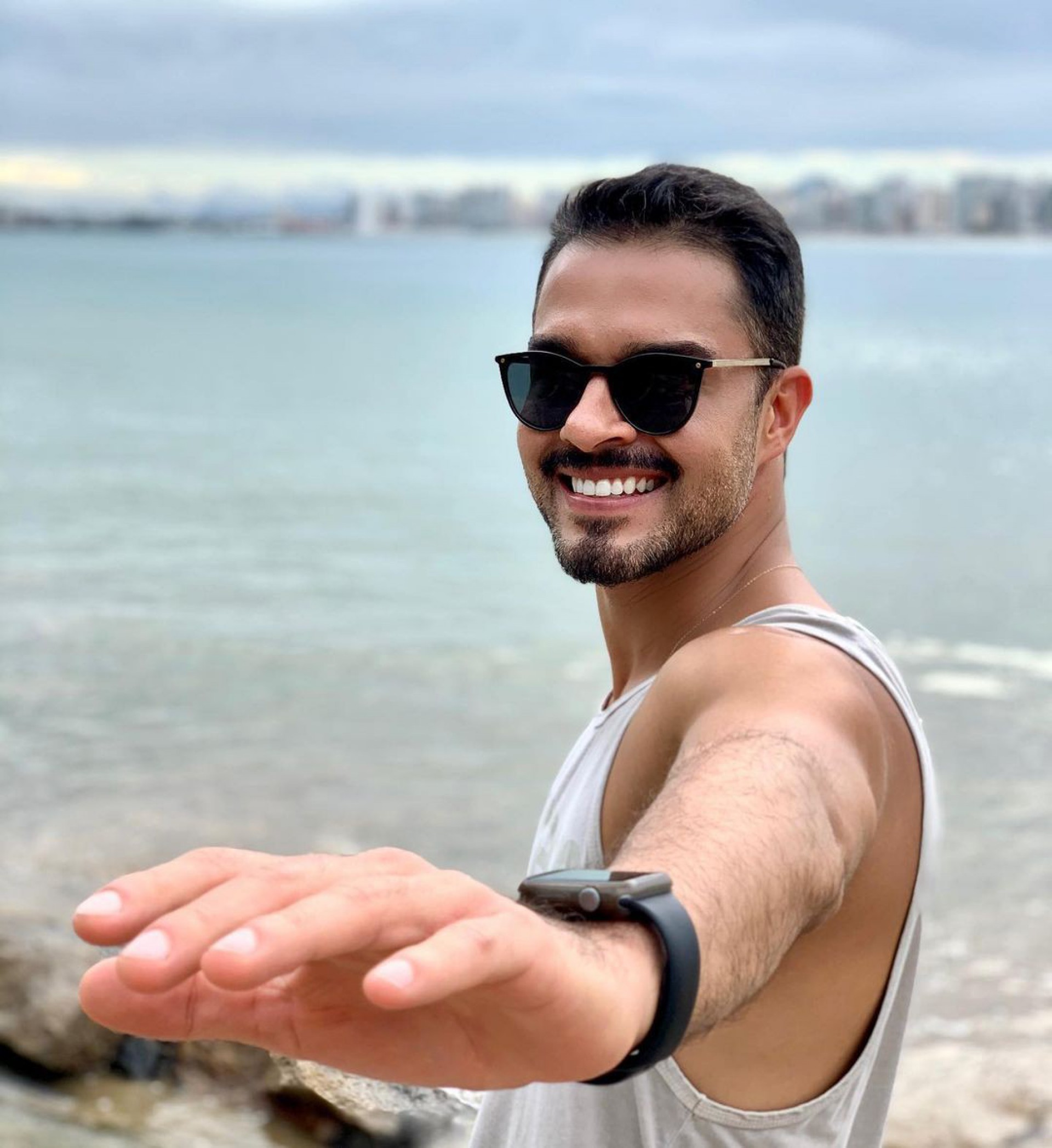 O jornalista Philipe Lemos conquistou a web ao esbanjar carisma no 'Jornal Nacional' - Reprodução/Instagram