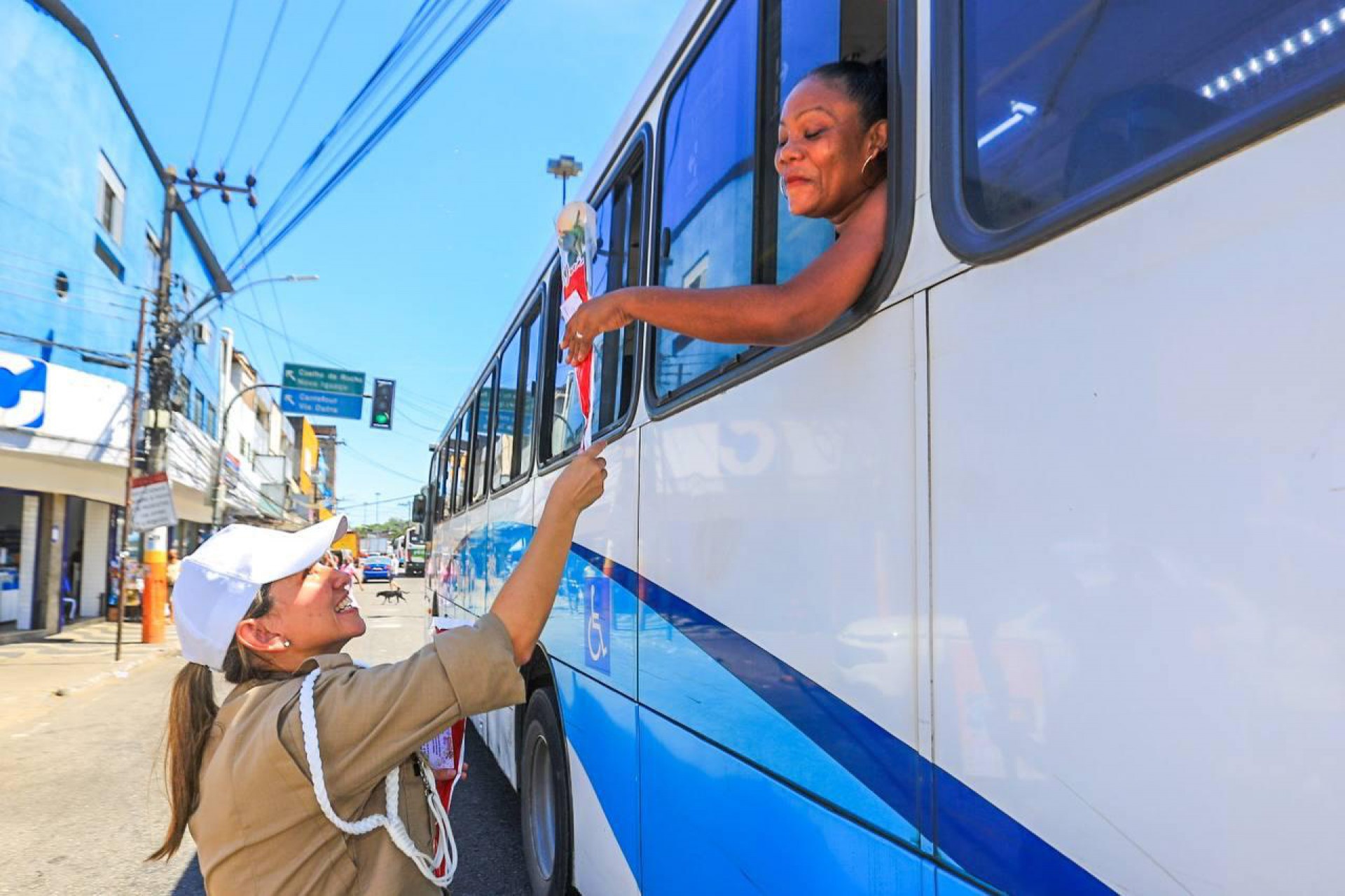A Secretaria de Mobilidade Urbana fez campanha de conscientiza&ccedil;&atilde;o no tr&acirc;nsito entregando rosas para as mulheres - Rafael Barreto / PMBR
