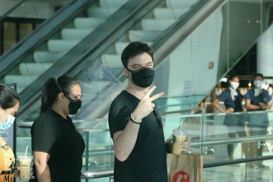 Felipe Neto esbanja simpatia em shopping da Zona Oeste do Rio