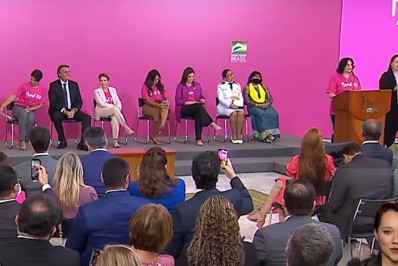 Para reduzir a desaprovação das eleitoras, Bolsonaro realiza hasteamento da bandeira com mulheres