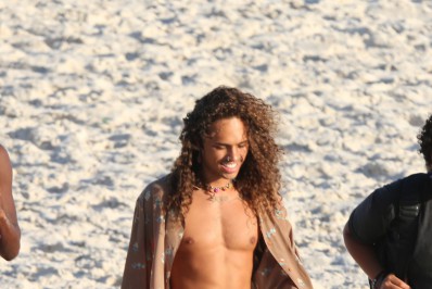 Será que a moda pega? Vitão usa duas cuecas e chama atenção em praia da Zona Oeste do Rio 