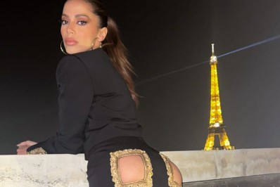 Em Paris, Anitta usa look com recortes no bumbum