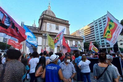 Mulheres marcham em protesto contra Bolsonaro, a fome e o desemprego