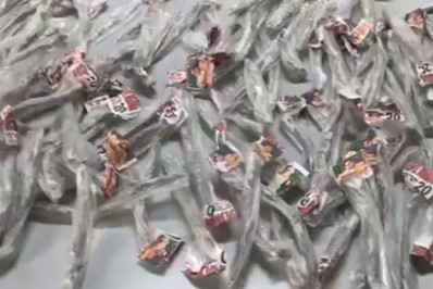 Dupla é presa com sacola cheia de drogas em Rocha Sobrinho