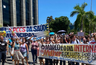 Servidores protestam em frente à prefeitura  por recomposição salarial