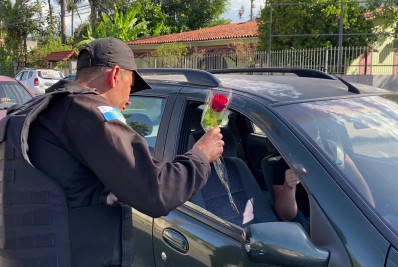 Policiais homenageiam mulheres em blitz especial em Itatiaia