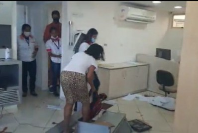 Mulher indignada quebra agência da Enel 