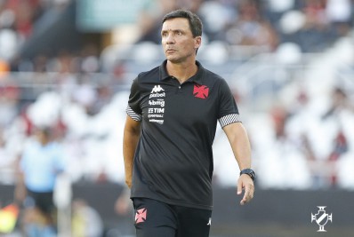 Torcida do Vasco faz grande festa para receber o time em Petrolina