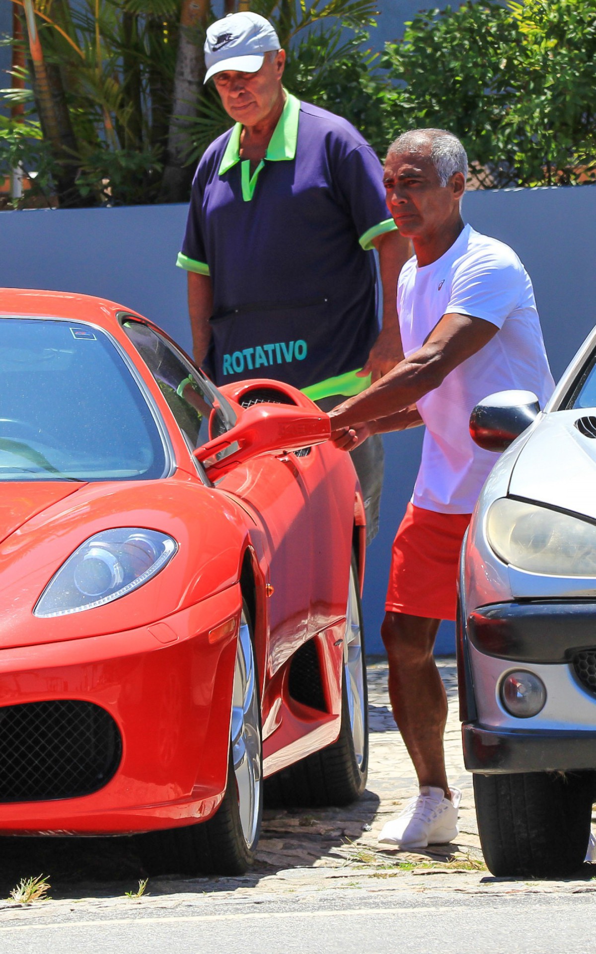 Rom&aacute;rio deixa academia a bordo de Ferrari 