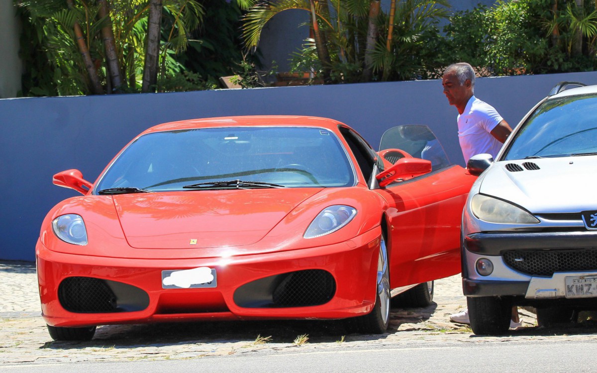 Rom&aacute;rio deixa academia a bordo de Ferrari 
