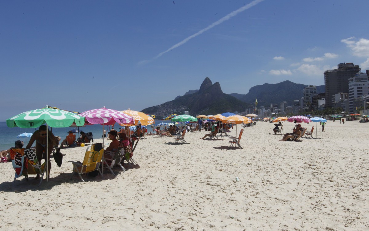 Geral - Movimenta&ccedil;ao na Praia de Ipanema, zona sul do Rio.