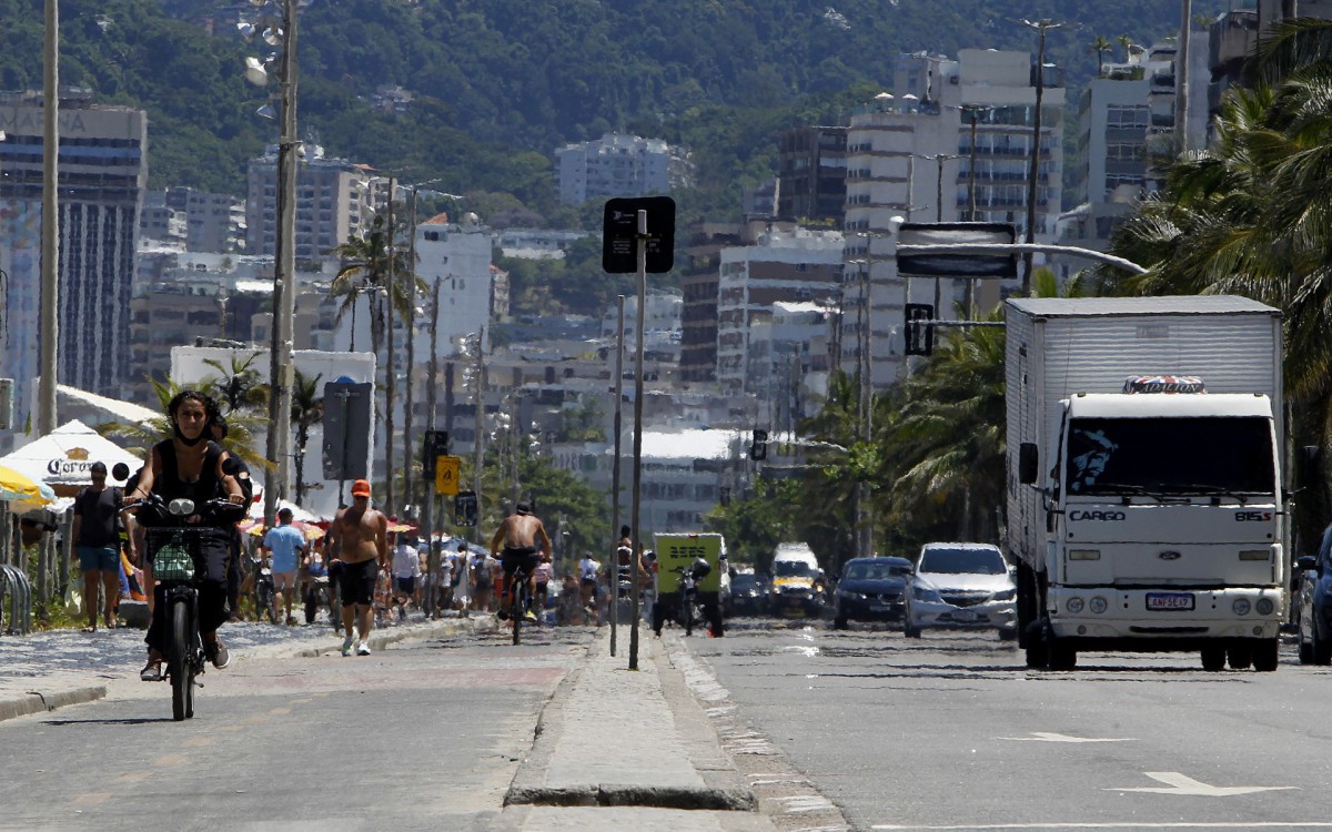Geral - Movimenta&ccedil;ao na Praia de Ipanema, zona sul do Rio.