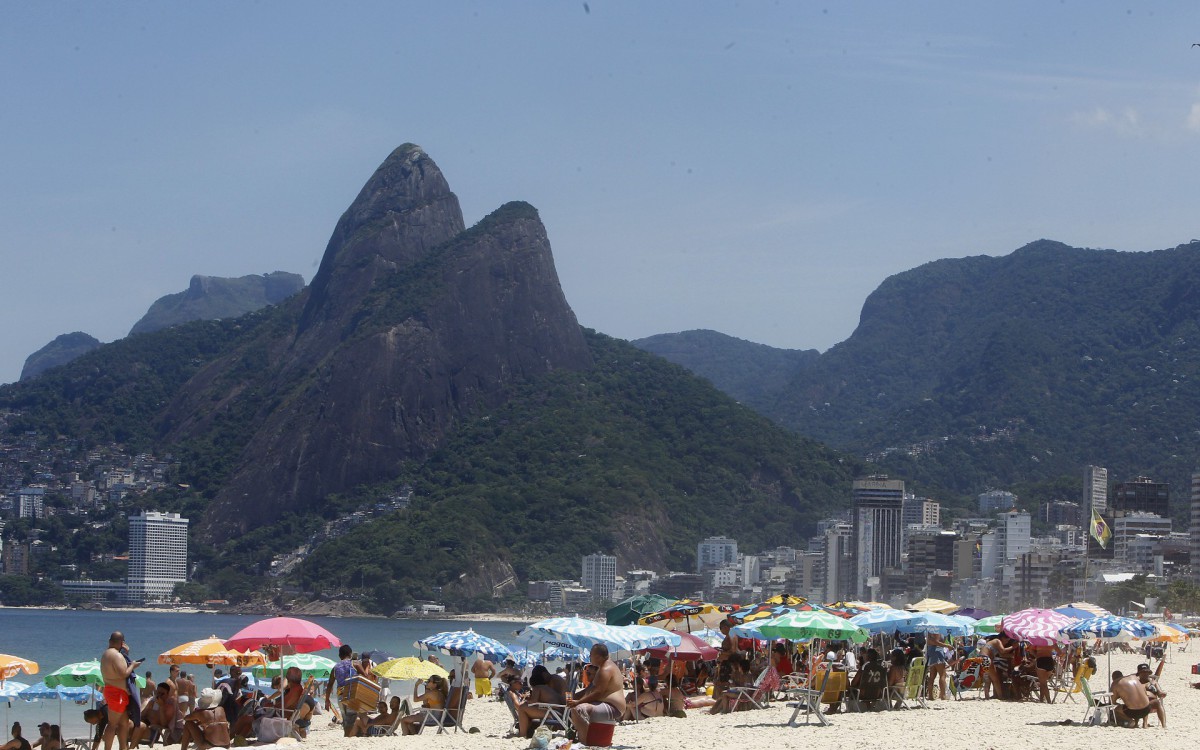 Geral - Movimenta&ccedil;ao na Praia de Ipanema, zona sul do Rio.
