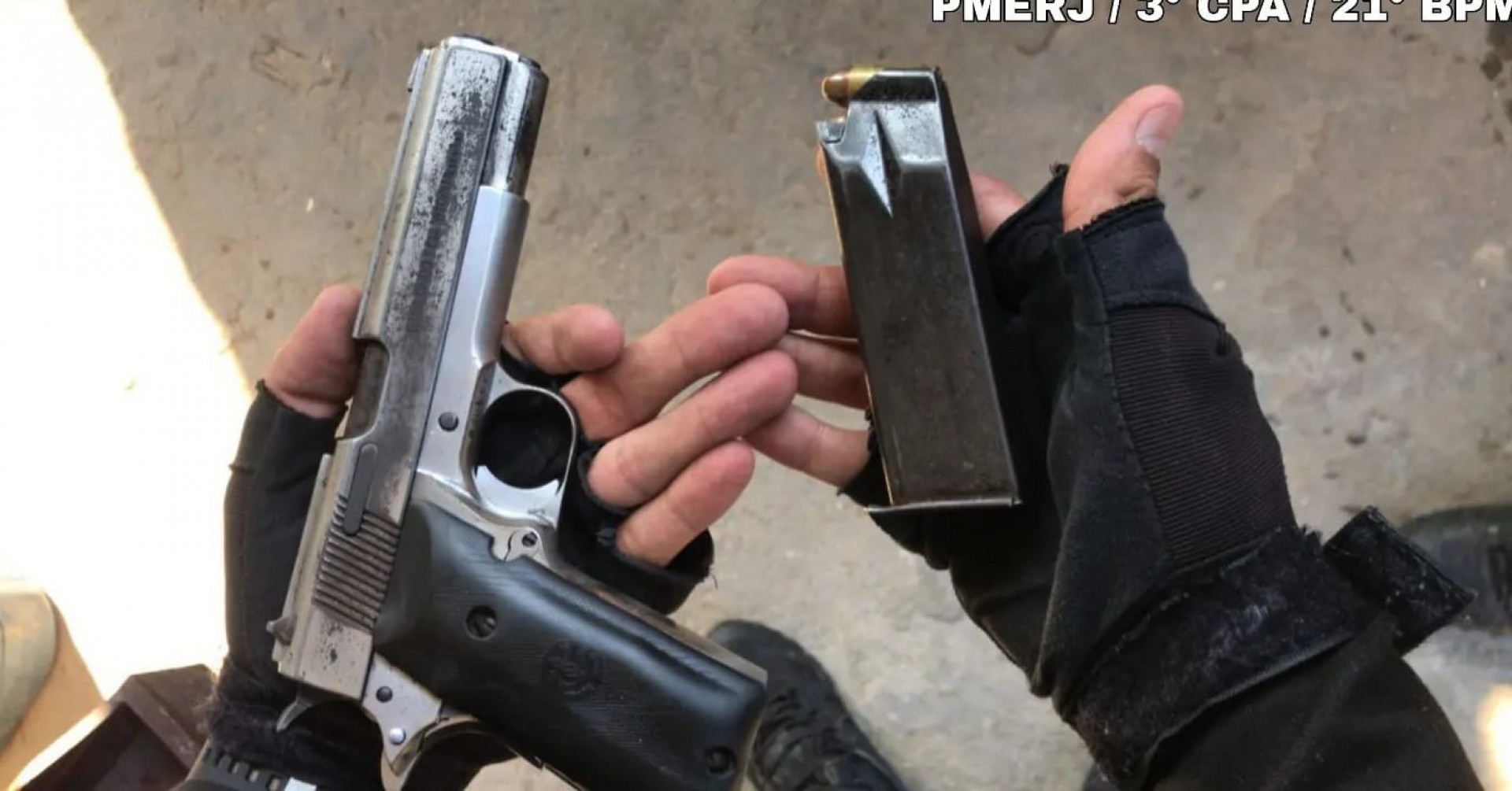 A a&ccedil;&atilde;o aconteceu no bairro S&atilde;o Mateus e resultou na apreens&atilde;o de uma pistola - Divulga&ccedil;&atilde;o/ 21&ordm; BPM