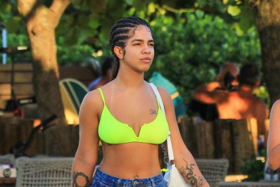 Ex-BBB Maria curte dia de sol na praia