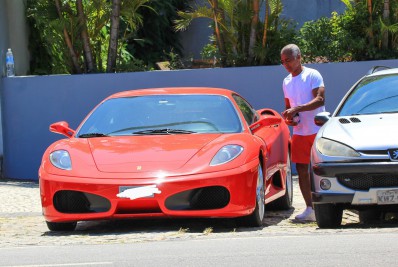Romário deixa academia na Zona Oeste do Rio a bordo de carrão luxuoso; veja as fotos! 