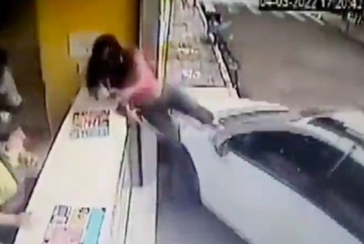 Essa foi por pouco! Jovem escala balcão para evitar atropelamento; Assista