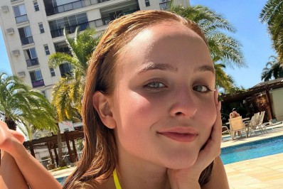 De bíquini, Larissa Manoela espanta o calor enquanto decora texto de novela