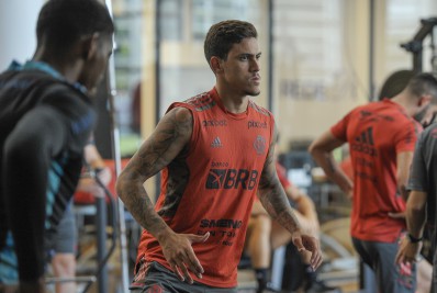 Suposto interesse de clube inglês em atacante do Flamengo anima torcedores do Botafogo