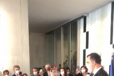 Convocados por Caetano Veloso, artistas se unem a manifestantes para protesto em Brasília