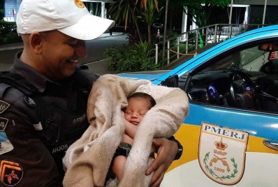 Final feliz: PMs salvam bebê que estava engasgado em São Gonçalo