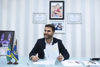 Prefeito assina projeto beneficiando professores da ativa, aposentados e pensionistas