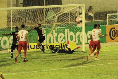 Nos pênaltis, Vasco perde para Juazeirense e deixa escapar vaga da Copa do Brasil