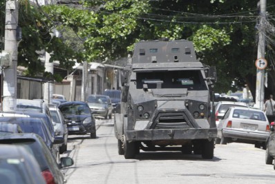Operação no Morro do Urubu prende três e apreende um adolescente
