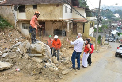 Prefeitura inicia desmonte de rochas na rua Primeiro de Maio