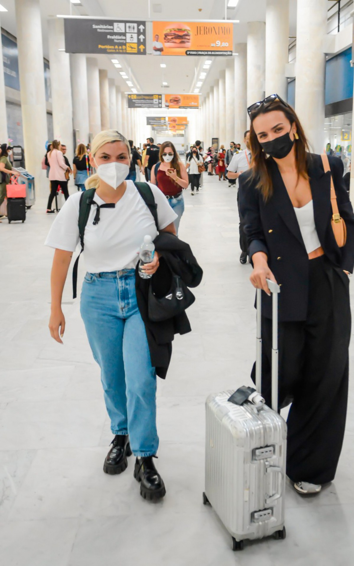 Rafa kalimann e Duda Beat desembarcam no Aeroporto Santos Dumont
