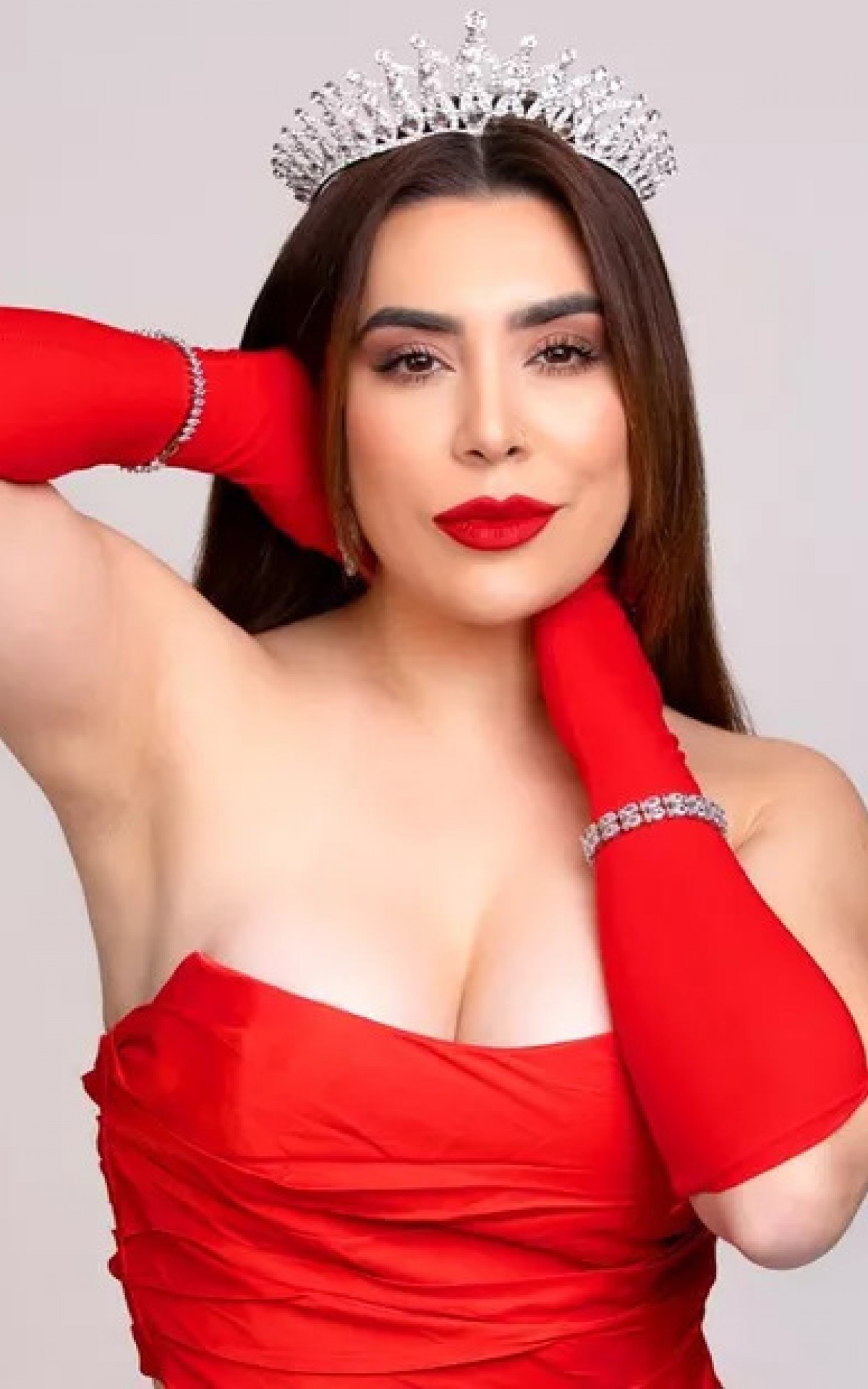 Naiara Azevedo se defendeu das acusa&ccedil;&otilde;es de que teria copiado foto de Mar&iacute;lia Mendon&ccedil;a