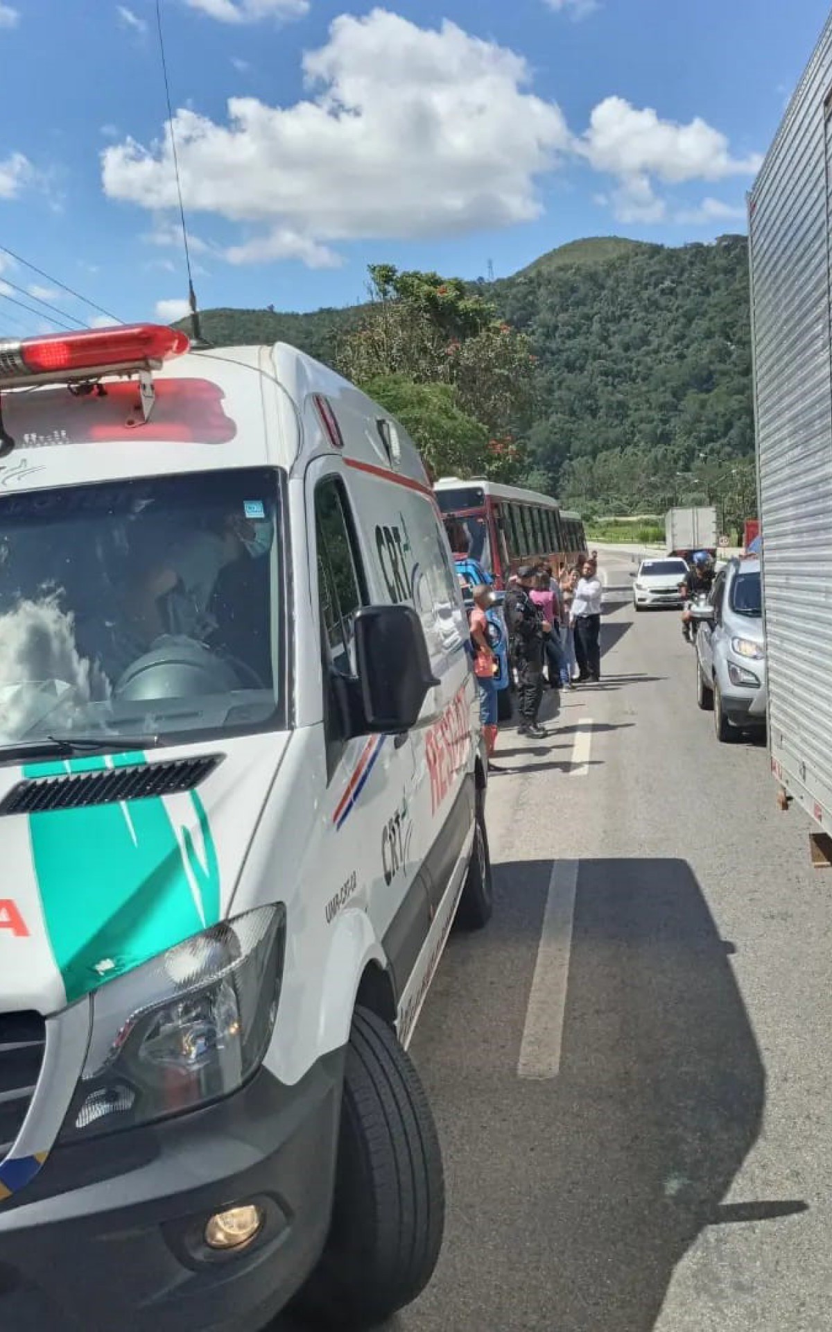 Trânsito ficou confuso na BR 116 e foi liberado pela PRF, na tarde de ontem, 9 de março