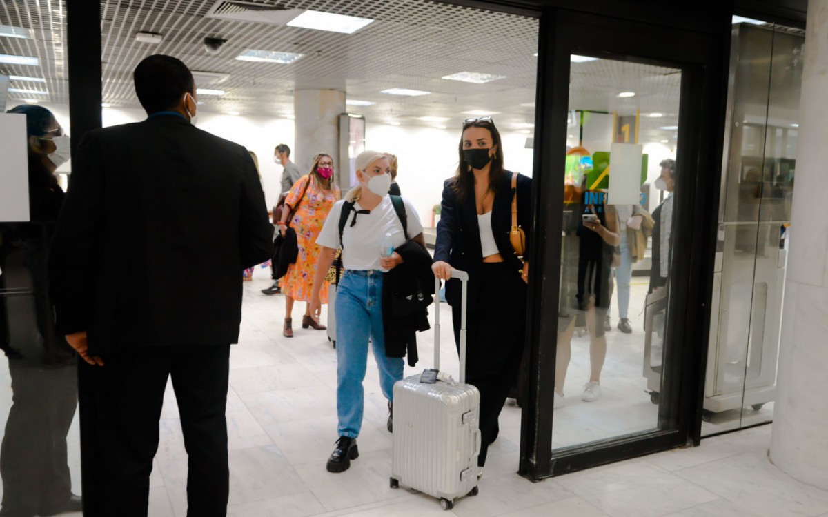Rafa kalimann e Duda Beat desembarcam no Aeroporto Santos Dumont