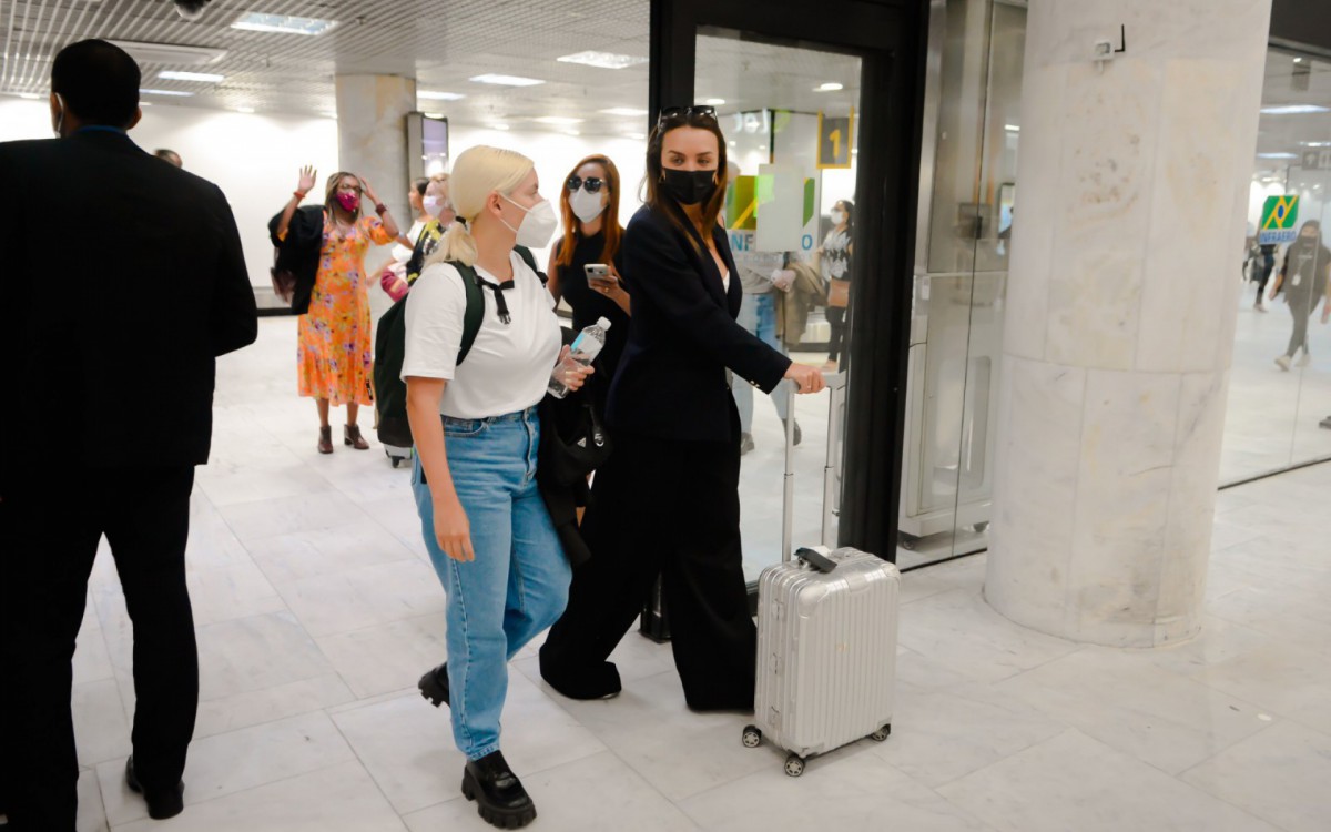Rafa kalimann e Duda Beat desembarcam no Aeroporto Santos Dumont