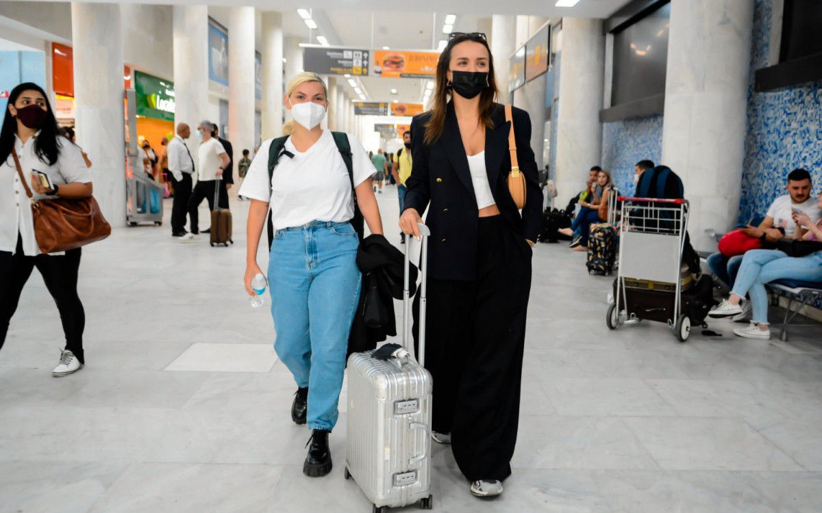 Rafa kalimann e Duda Beat desembarcam no Aeroporto Santos Dumont