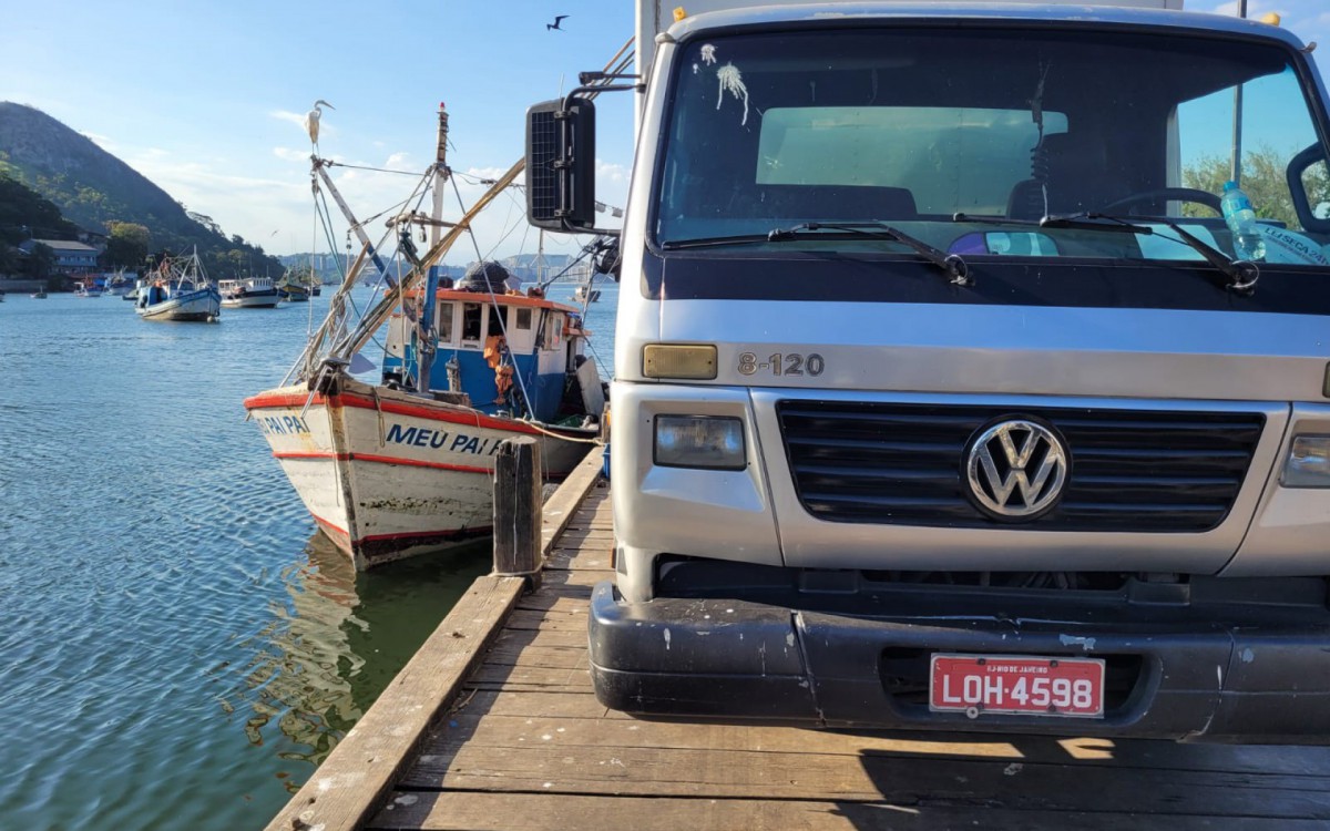 Pescadores tentaram transportar a carga ilegal em um caminhão - Divulgação / PMERJ