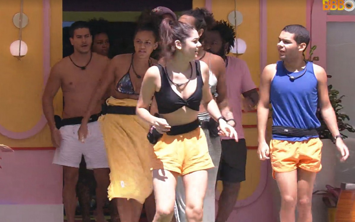 Brothers se assustam com chegada de Dummy na casa do 'BBB 22' - reprodução da TV Globo