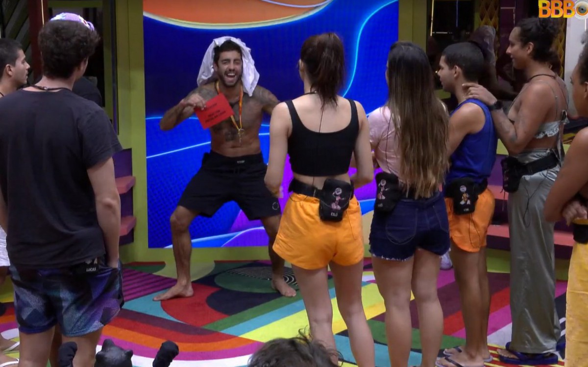 Brothers se assustam com chegada de Dummy na casa do 'BBB 22' - reprodução da TV Globo