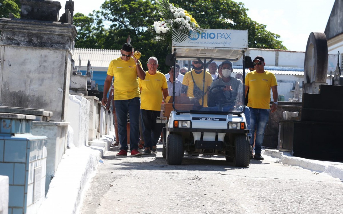 O corpo de Rog&eacute;rio Neris foi enterrado na tarde desta quinta-feira (10) no Cemit&eacute;rio de Iraj&aacute;
