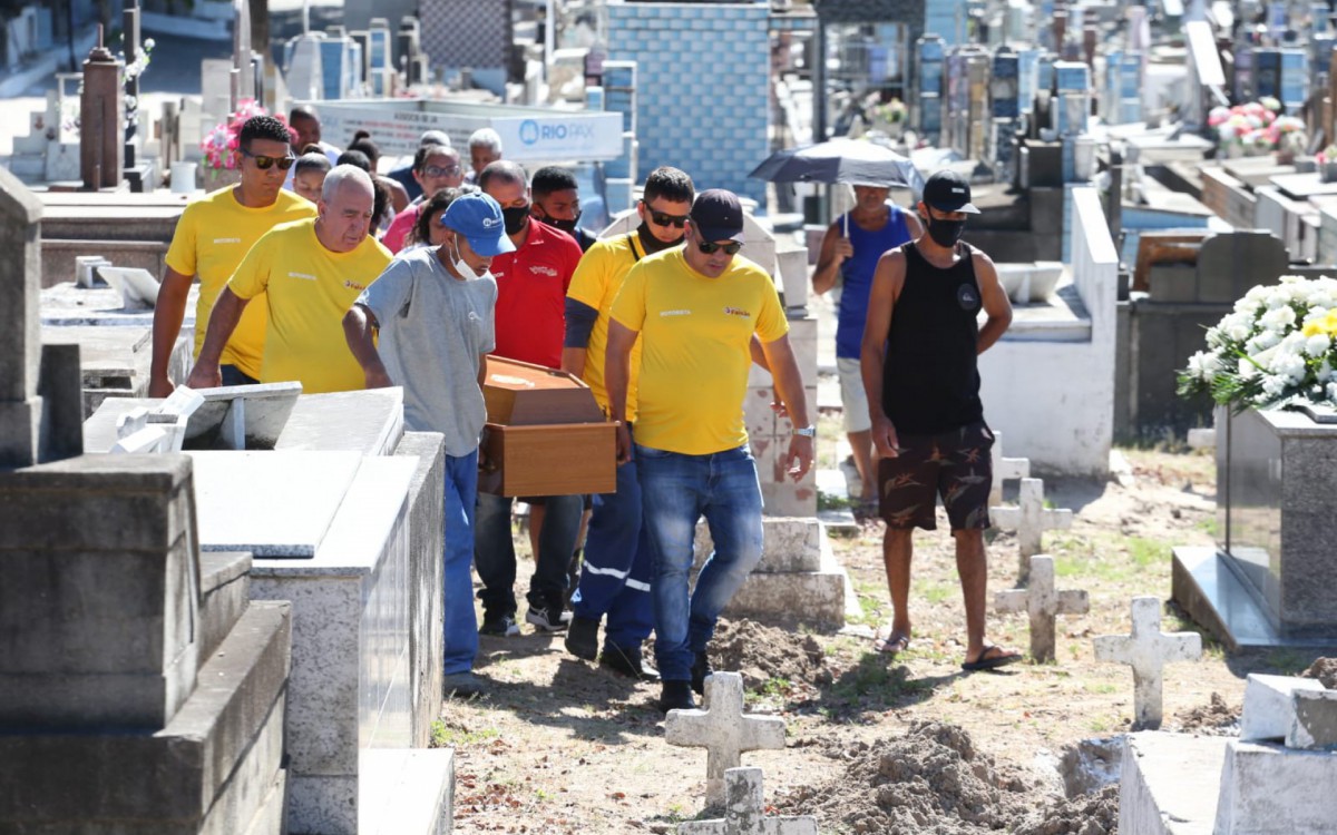 O corpo de Rogério Neris foi enterrado na tarde desta quinta-feira (10) no Cemitério de Irajá - Cléber Mendes