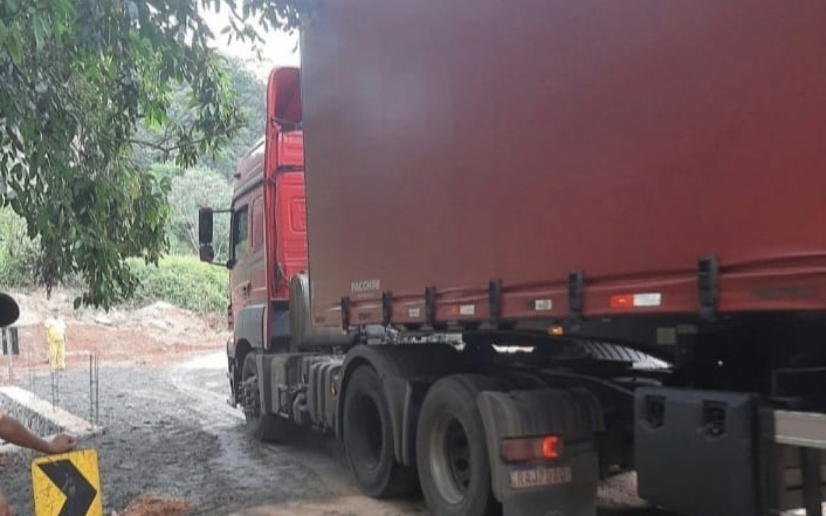 O trânsito de veículos, inclusive de caminhões, está liberado na ponte do Ariró